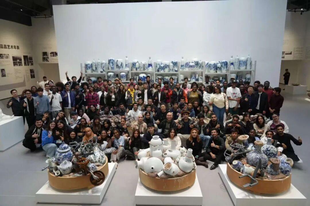 雙年展專訪|副校長(zhǎng)張婧婧 以陶瓷藝術(shù)國(guó)際化，踐行國(guó)家文化使命